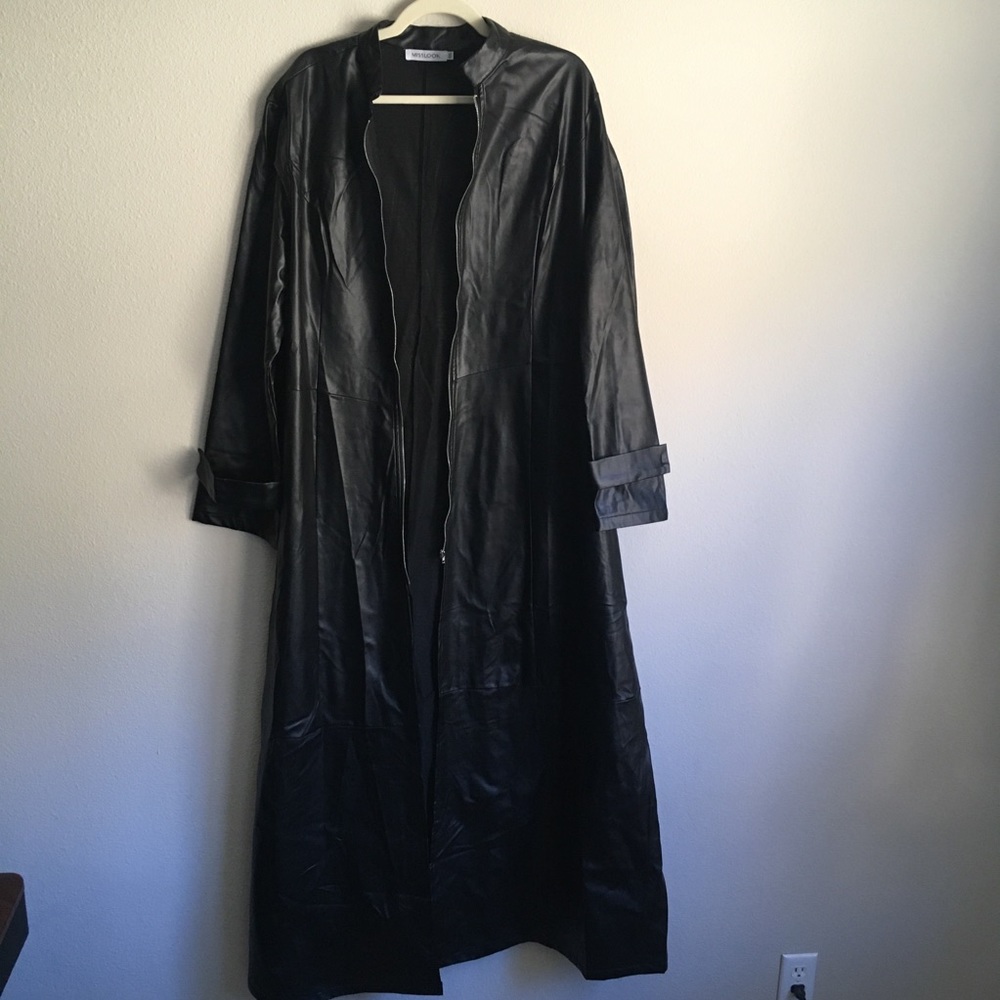 Long black pleather coat|Size: 4XL